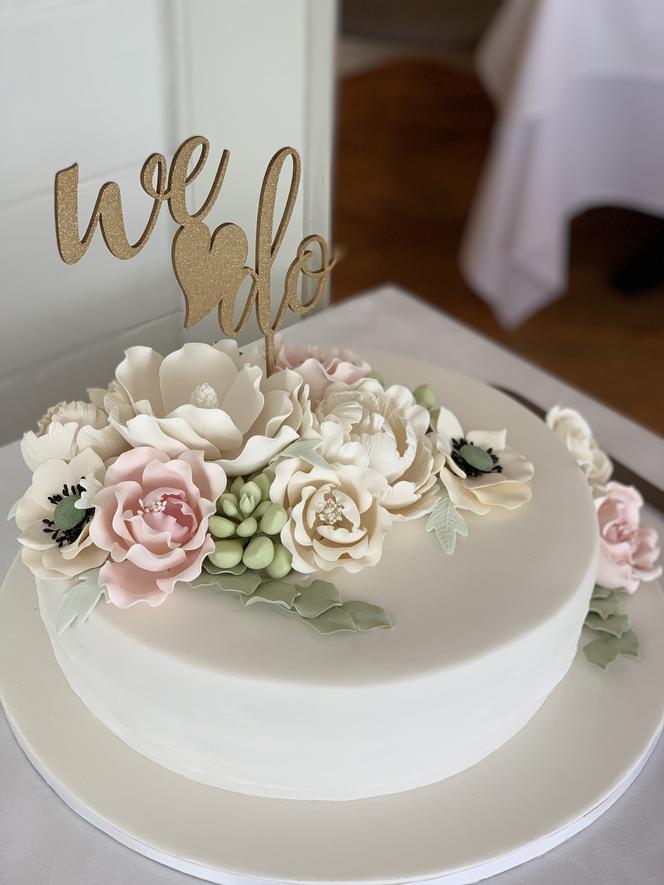 Tort na rocznicę ślubu z topperem "We do"