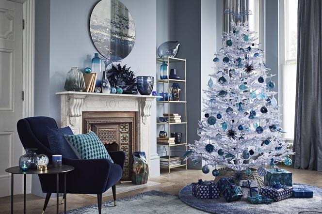 Niebieskie dekoracje świąteczne: modne kolory na Boże Narodzenie