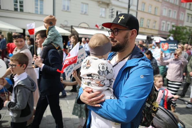 Pochód wyruszył z placu Zamkowego w Warszawie. Narodowy Marsz Życia pod hasłem Niech Żyje Polska! - jak podkreślają organizatorzy - jest manifestacją sprzeciwu wobec ataków wymierzonych w małżeństwo, rodzinę i w „poczęte dzieci zagrożone aborcją”.