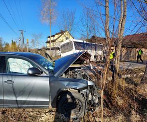 Zderzenie autobusu z autem osobowym w Rzepinku