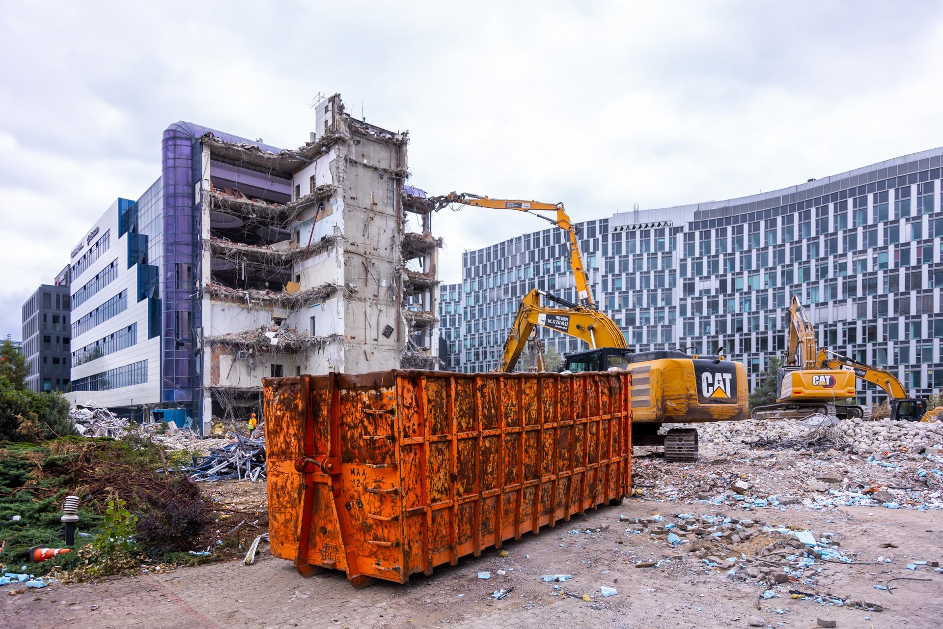 Trwa rozbiórka Curtis Plaza - zdjęcia. To objaw szerszego zjawiska. Warto wiedzieć, jakiego
