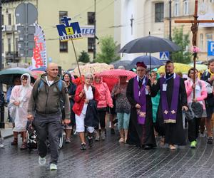 Lubelska Piesza Pielgrzymka na Jasną Górę 2024. Pątnikom deszcz niestraszny!