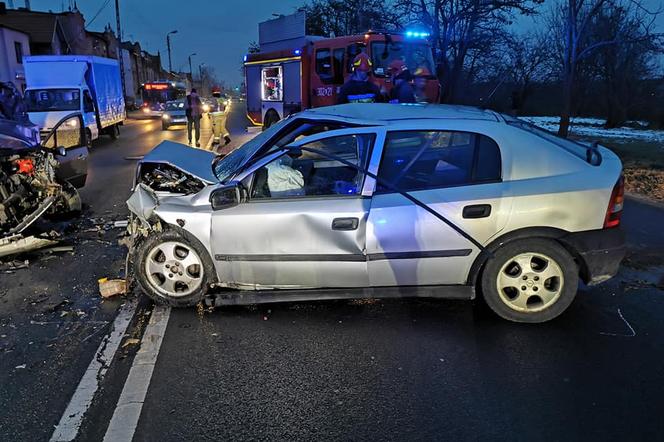 Ogromna kraksa na Fordońskiej w Bydgoszczy! Dwie osoby trafiły do szpitala [ZDJĘCIA]