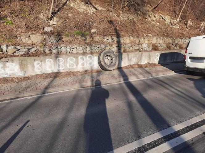Czerniec. Koło ODPADŁO od ciężarówki! Trafiło w inny pojazd