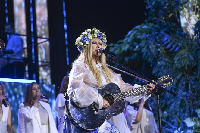 Maryla Rodowicz w różowym gorsecie i prześwitującej koszuli. Zerknijcie na buty!