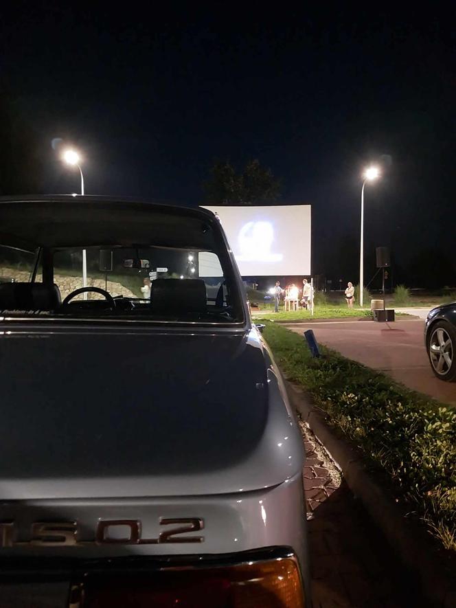 Pierwsze kino samochodowe nad zalewem w Brodach. Był popcorn i duża frekwencja