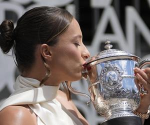 Zjawiskowa Iga Świątek świętuje zwycięstwo w Roland Garros