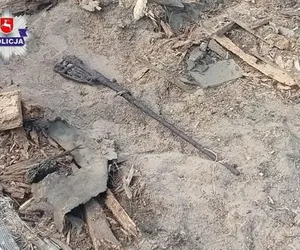 Podczas rozbiórki budynku znaleziono karabin. Był naładowany!