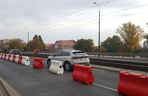 Autobusy (ledwo) przeciskają się przez torowisko przed mostem Bernardyńskim. Czy nie mogłyby zawracać na rondzie? 