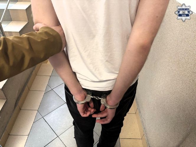 Taksówkarz myślał, że wiezie zakupy. W torbie znalazł fortunę. Dzień zakończył policyjną akcją