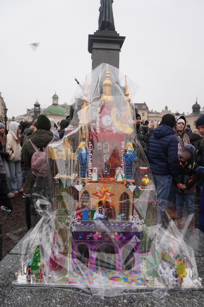 Wystawa szopek na Rynku Głównym w Krakowie przed 82. edycją konkursu