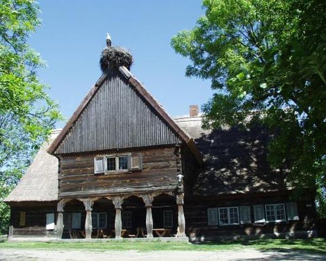 W Chrystkowie jest wyjątkowa chata mennonicka. Zbudowano w 1770 roku, to unikalny przykład architektury olęderskiej