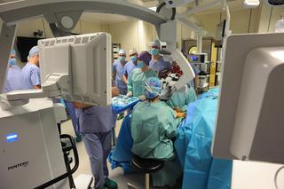 Poważna operacja w szpitalu w Słupsku. Ratują życie przy użyciu nowego sprzętu