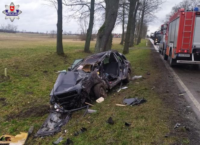 Z Volvo została sterta pogiętej blachy. Kierowca zmarł w szpitalu