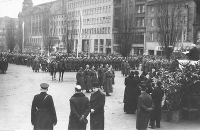 WYJĄTKOWE zdjęcia z placu Wolności w Poznaniu. Tak świętowano tam przed wojną