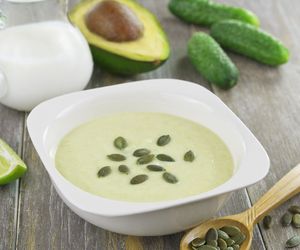 Zupa inna niż wszystkie! Krem z ogórków i awokado zachwyca lekkością i smakiem