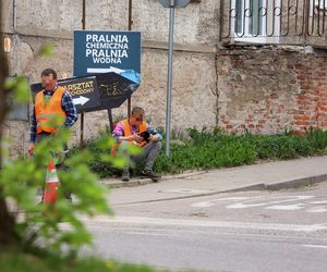 Tak wyglądają roboty drogowe w Ostródzie. Telefon zamiast łopaty. Ekipa rodem z memów