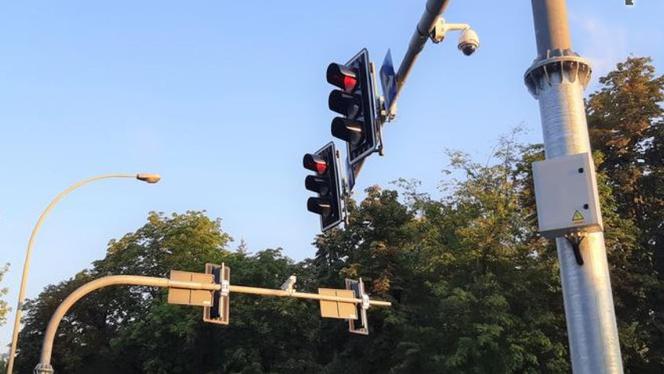 Przydrożne tablice pokazują utrudnienia, wolne parkingi i pogodę