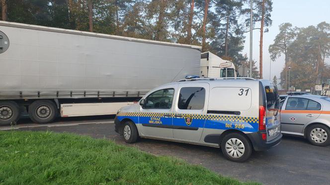 TIR zablokował skrzyżowanie przy jeziorze Głębokim