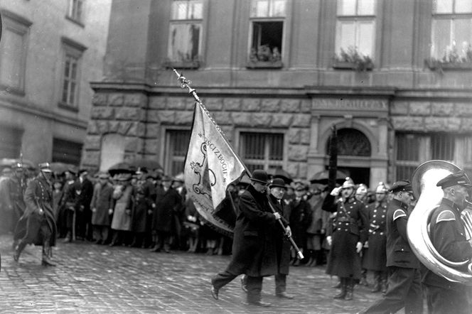 Jak dawniej wyglądały obchody Narodowego Święta Niepodległości w Krakowie? Zobaczcie archiwalne zdjęcia