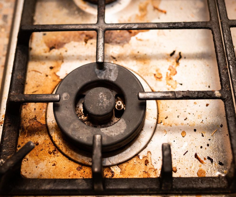 Wystarczą 3 łyżki tego proszku i wrzątek, a ruszt kuchenki będzie jak nowy. Bez chemii i szorowania usuniesz wszystkie zabrudzenia. Teściowa na święta aż zagwiżdże z podziwu