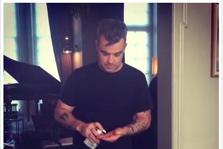 Robbie Williams wyjaśnia swoje zachowanie. Wiadomo, dlaczego odkaził ręce!