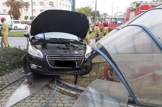 Wypadek na rondzie Jagiellonów w Bydgoszczy. Samochód wbił się w osłonę podziemnego przejścia