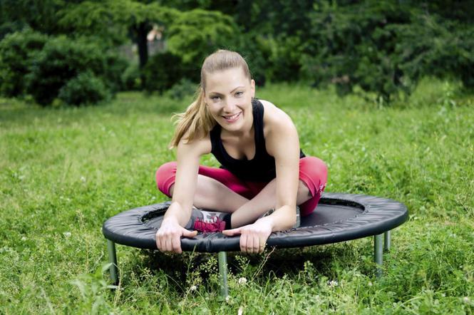 Ćwiczenia na trampolinie - 10 przykładów ćwiczeń odchudzających z opisami