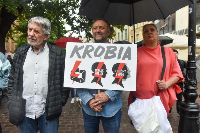 Tłum zwolenników aborcji protestował w centrum miasta. Manifestacja ruszyła pod kurię biskupią i siedzibę PiS