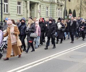 Marsz ku pamięci tragicznie zmarłego Wojtka w Piotrkowie Tryb.