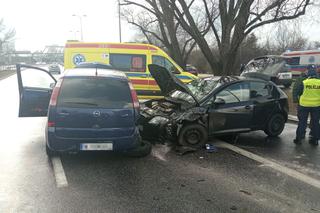 Koszmarny wypadek na Radzymińskiej. Trzy auta rozbite, kierowca w szpitalu