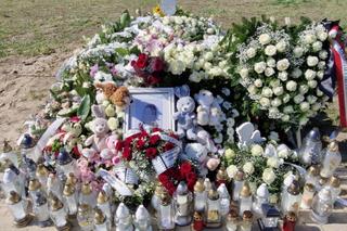 Kwiaty, znicze, pluszaki, łzy. Tak rodzina i znajomi żegnali zmarłą tragicznie Emilię z Bydgoszczy. 