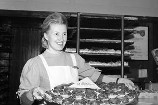 Przygotowywanie pączków w Cukierni Blikle w Warszawie, 1971 rok