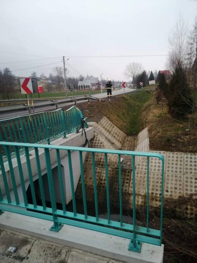 Samochód DACHOWAŁ tuż pod oknami domu w Tworkowej! To CUD, że nie było ofiar śmiertelnych