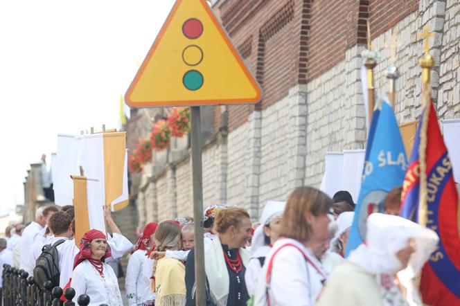 Tysiące kobiet i dziewcząt na pielgrzymce do Piekar Śląskich. "Jestem w Kościele, więc idę"