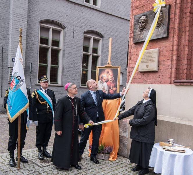 W Toruniu odsłonięto tablicę poświęconą św. Janowi Pawłowi II oraz bł. kard. Stefanowi Wyszyńskiemu