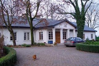 Ostrowąs, dwór z XVIII wieku