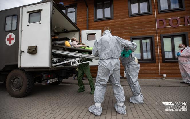 Żołnierze - chemicy wchodzą do DPSu w Kleszczowie. Rozpoczęła się dekontaminacja ośrodka! 