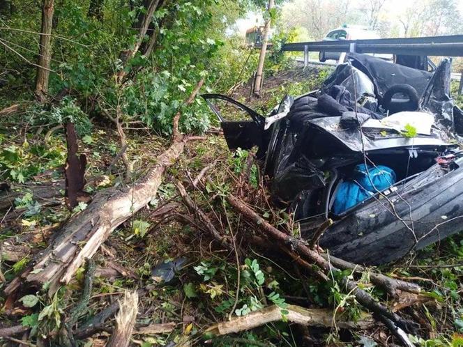 Piotr jechał pijany i naćpany. Samochód został rozerwany. Zginęły dwie osoby 