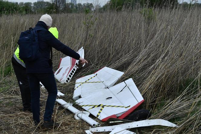 Warszawa. Wojsko wyciąga samolot, który wpadł do bagna