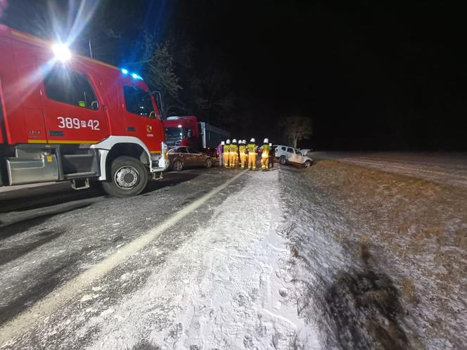 Karambol czterech pojazdów po opadach śniegu w Karolewku koło Leszna [ZDJĘCIA] 