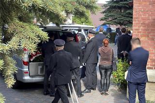 Grób Mareczka z Zabierzowa przykryty pięknymi kwiatami. Czerwone róże przy portrecie chłopca