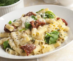 Makaron ze szpinakiem i serem feta i suszonymi pomidorami: łatwy przepis na szybki obiad