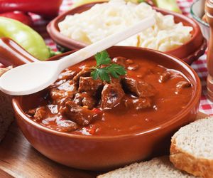 Przepis Magdy Gessler na gulasz po węgiersku – klasyka w najlepszym wydaniu