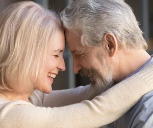 Czy kobieta po 50-tce może się zakochać? 5 łatwych kroków, które pomogą znaleźć dojrzałą miłość