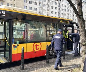 Warszawa. Autobusy miejskie ostrzelane na Marszałkowskiej. Na miejscu policja [ZDJĘCIA]