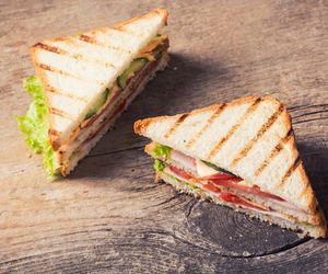 Prosta kanapka o niesamowitym smaku. Przygotujesz ją w 5 minut