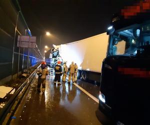Nocny horror na A2. Zderzyły się dwie ciężarówki. Strażacy musieli wycinać kierowcę z kabiny!
