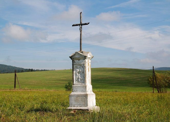 To dawna wieś królewska w Małopolsce. Jej znakiem rozpoznawczym są kamienne krzyże