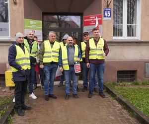 Protest rolników 4 kwietnia w Olsztynie. Strajkujący zostawili ministrowi Kulaskowi butelkę z nawozem